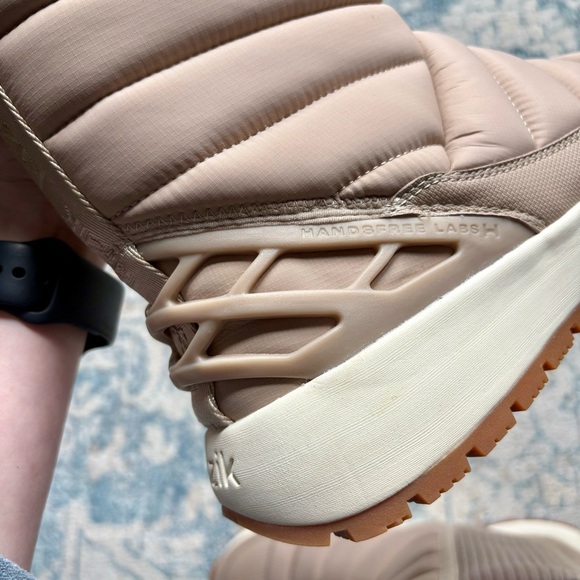 KIZIK Women's Juno Mid Boot in Doeskin Tan Hands Free Shoe Snow Boots Size US 8 - Picture 12 of 12